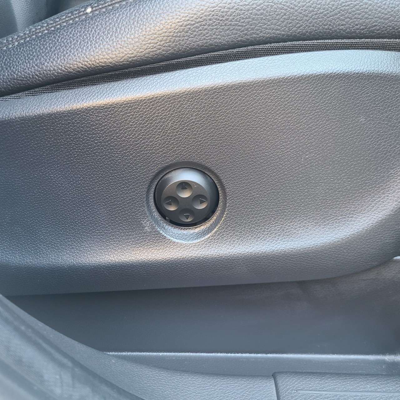 ベンツB180スポーツ　パノラマルーフ＆黒革スポーツシート