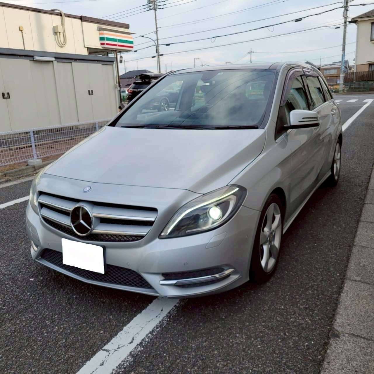 ベンツB180スポーツ　パノラマルーフ＆黒革スポーツシート