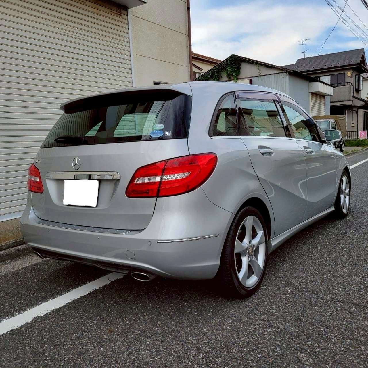 ベンツB180スポーツ　パノラマルーフ＆黒革スポーツシート