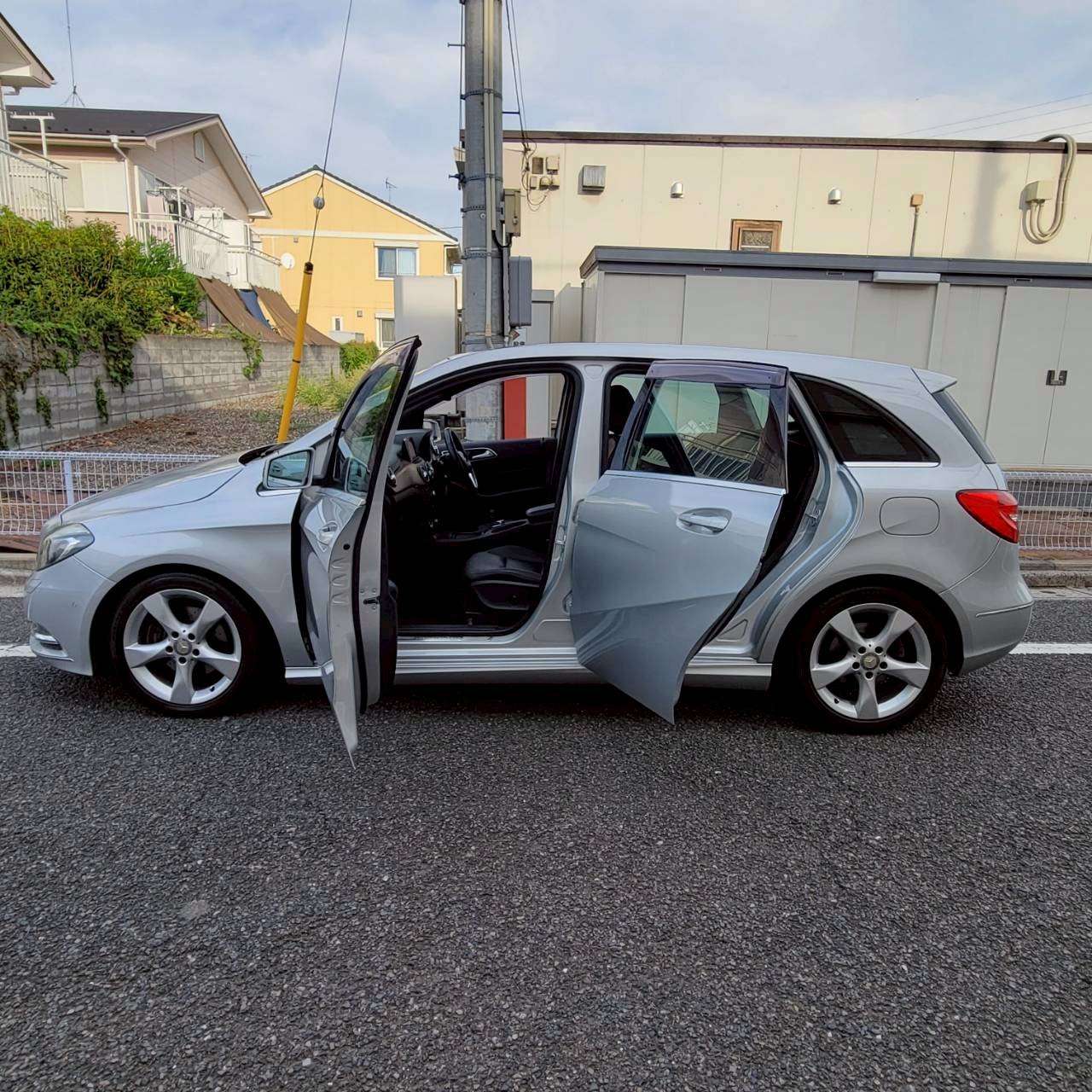 ベンツB180スポーツ　パノラマルーフ＆黒革スポーツシート