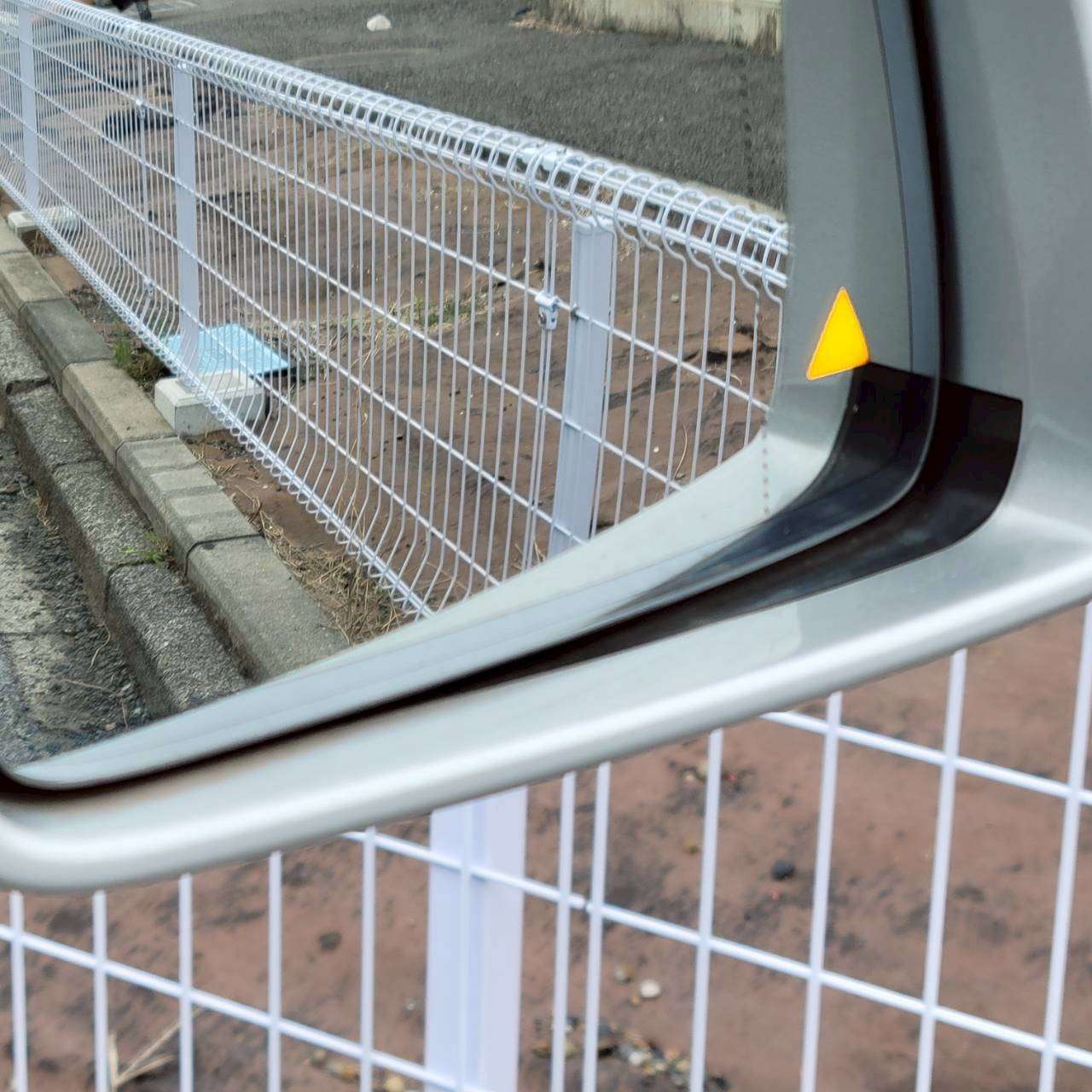 ベンツB180スポーツ　パノラマルーフ＆黒革スポーツシート