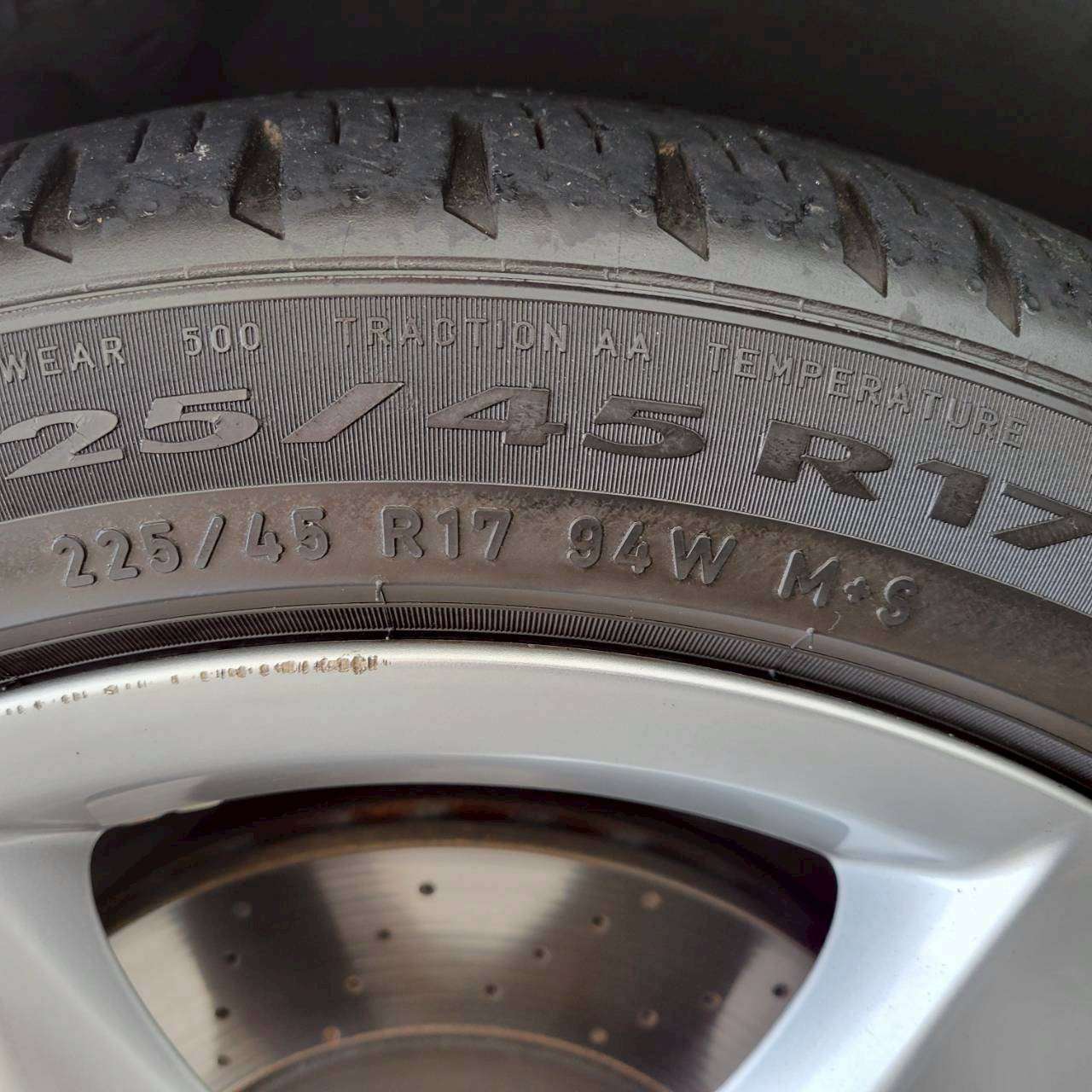 ベンツB180スポーツ　パノラマルーフ＆黒革スポーツシート