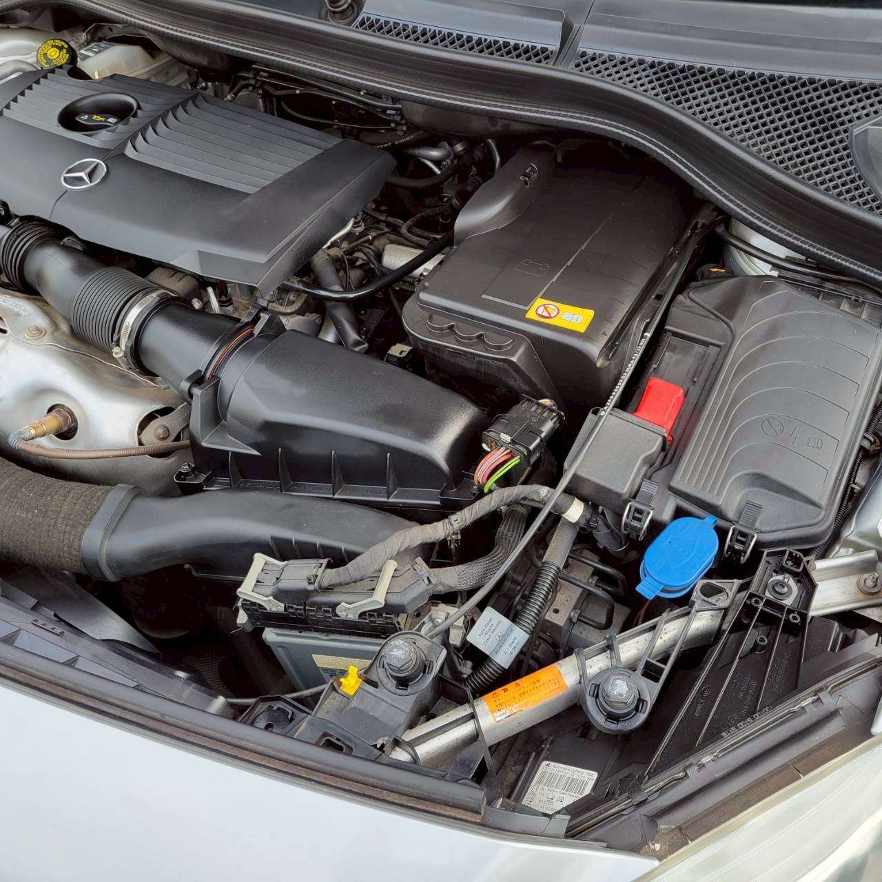 ベンツB180スポーツ　パノラマルーフ＆黒革スポーツシート