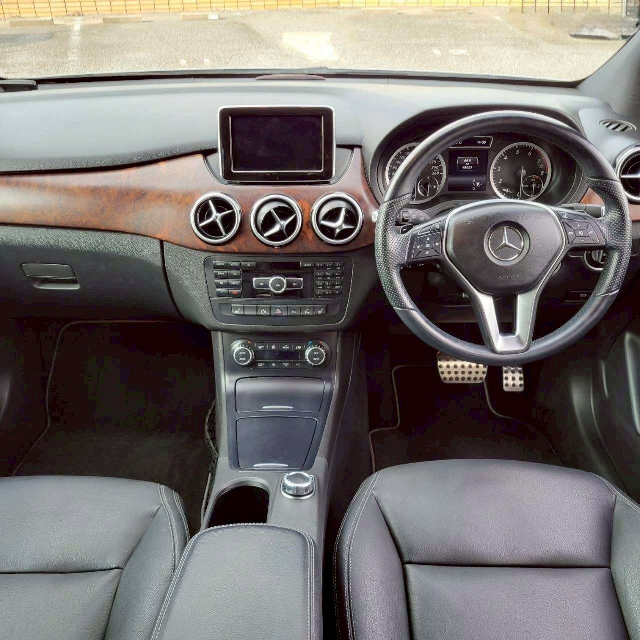 ベンツB180スポーツ　パノラマルーフ＆黒革スポーツシート