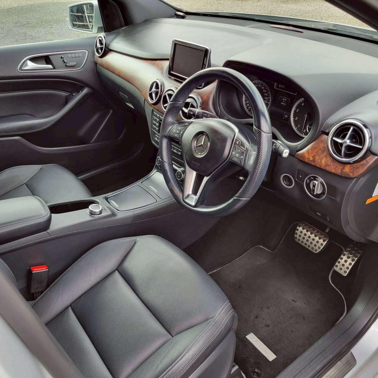 ベンツB180スポーツ　パノラマルーフ＆黒革スポーツシート