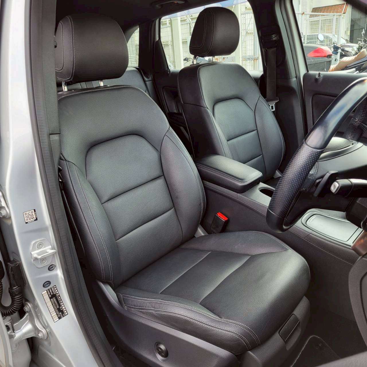 ベンツB180スポーツ　パノラマルーフ＆黒革スポーツシート