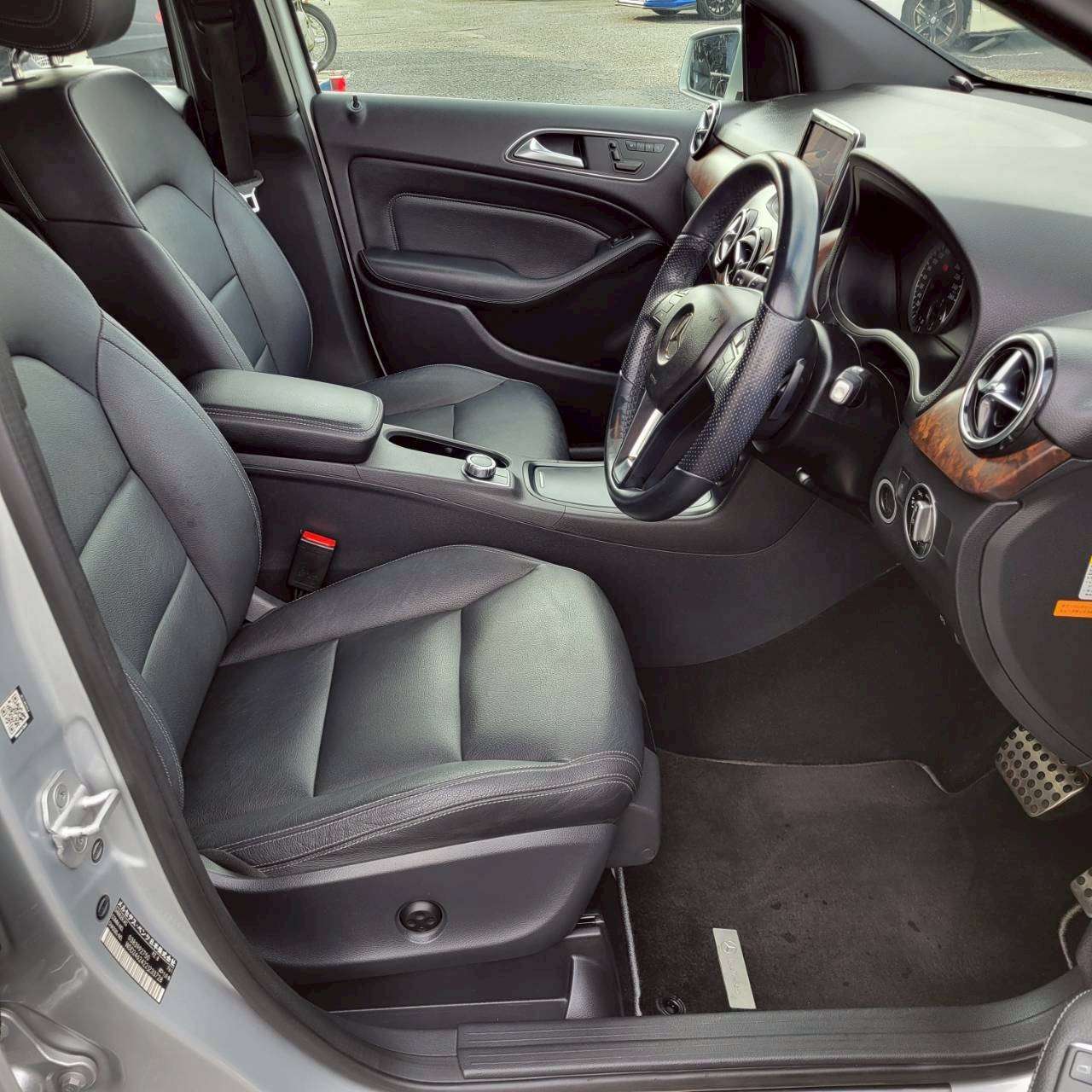 ベンツB180スポーツ　パノラマルーフ＆黒革スポーツシート