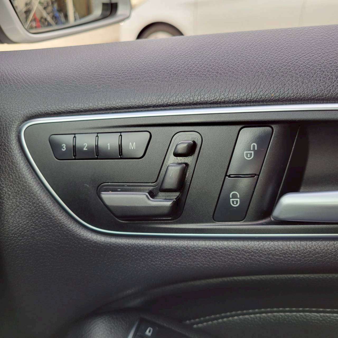 ベンツB180スポーツ　パノラマルーフ＆黒革スポーツシート