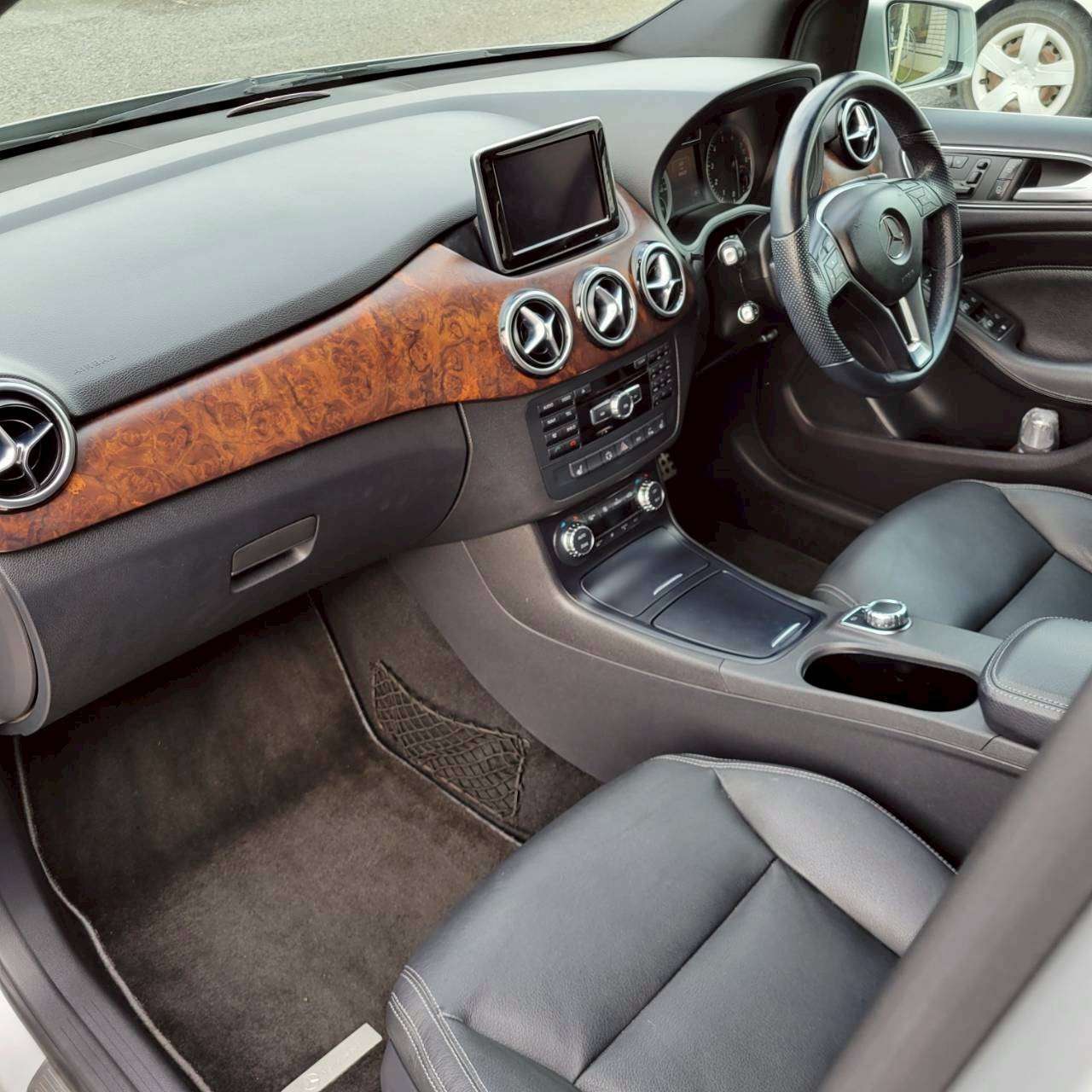 ベンツB180スポーツ　パノラマルーフ＆黒革スポーツシート