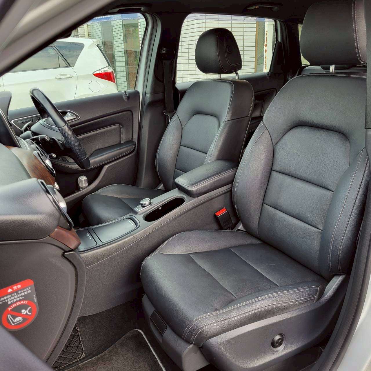 ベンツB180スポーツ　パノラマルーフ＆黒革スポーツシート