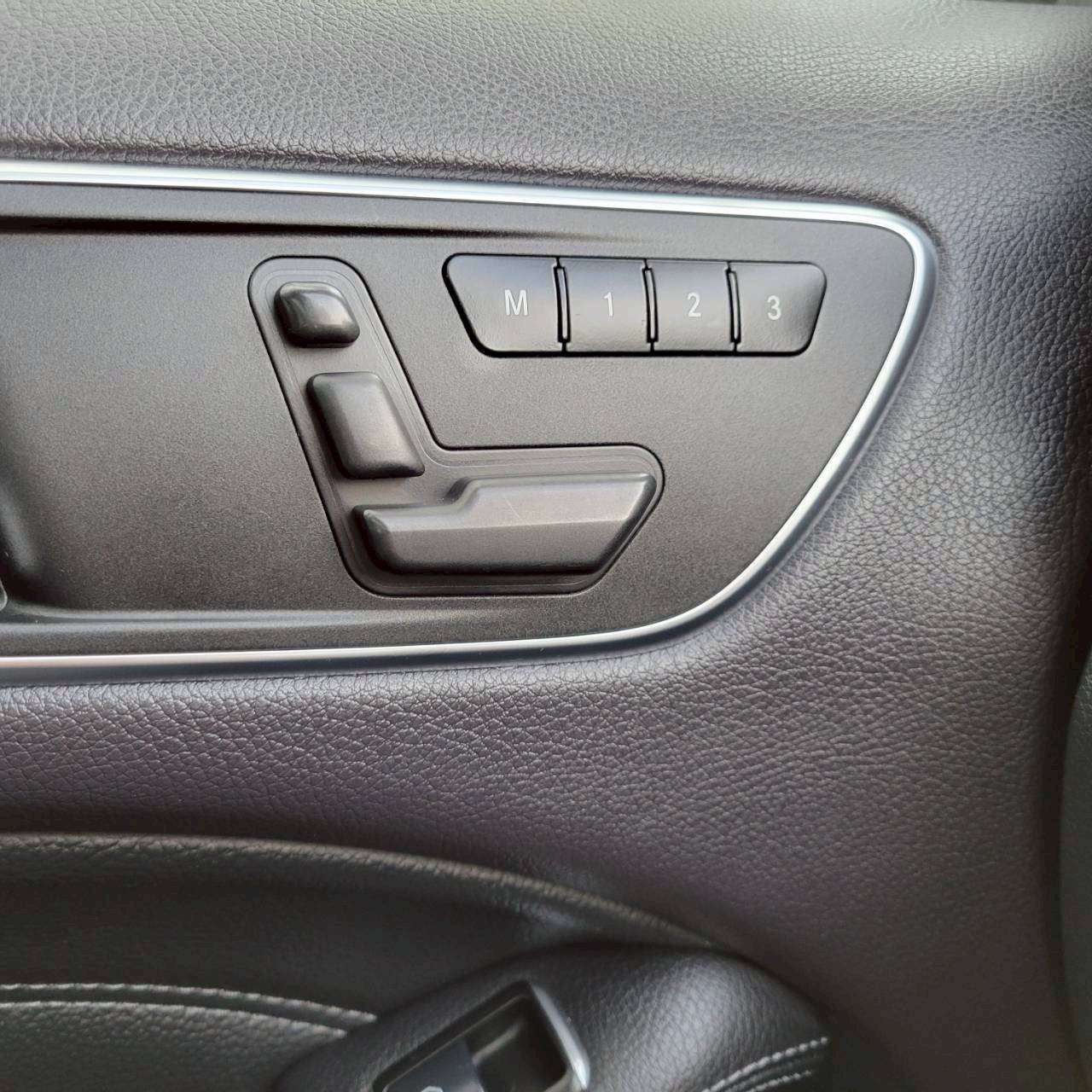 ベンツB180スポーツ　パノラマルーフ＆黒革スポーツシート