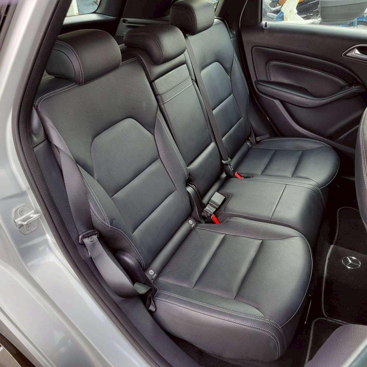 ベンツB180スポーツ　パノラマルーフ＆黒革スポーツシート