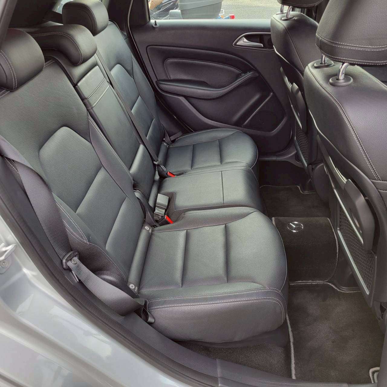 ベンツB180スポーツ　パノラマルーフ＆黒革スポーツシート