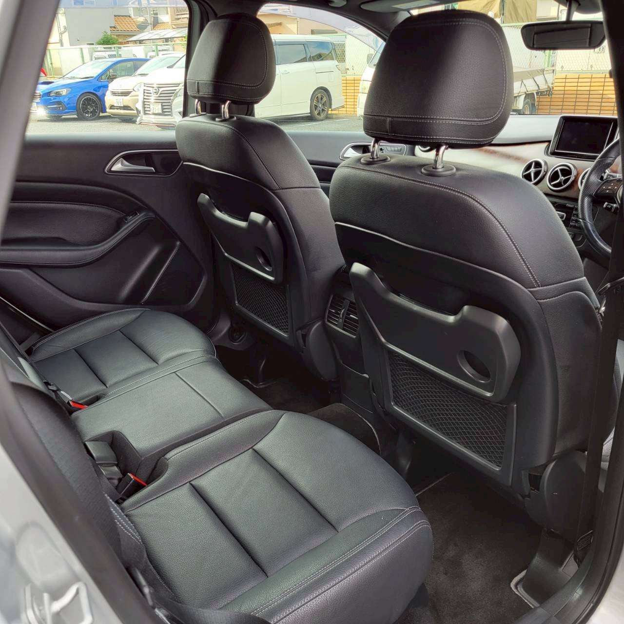 ベンツB180スポーツ　パノラマルーフ＆黒革スポーツシート