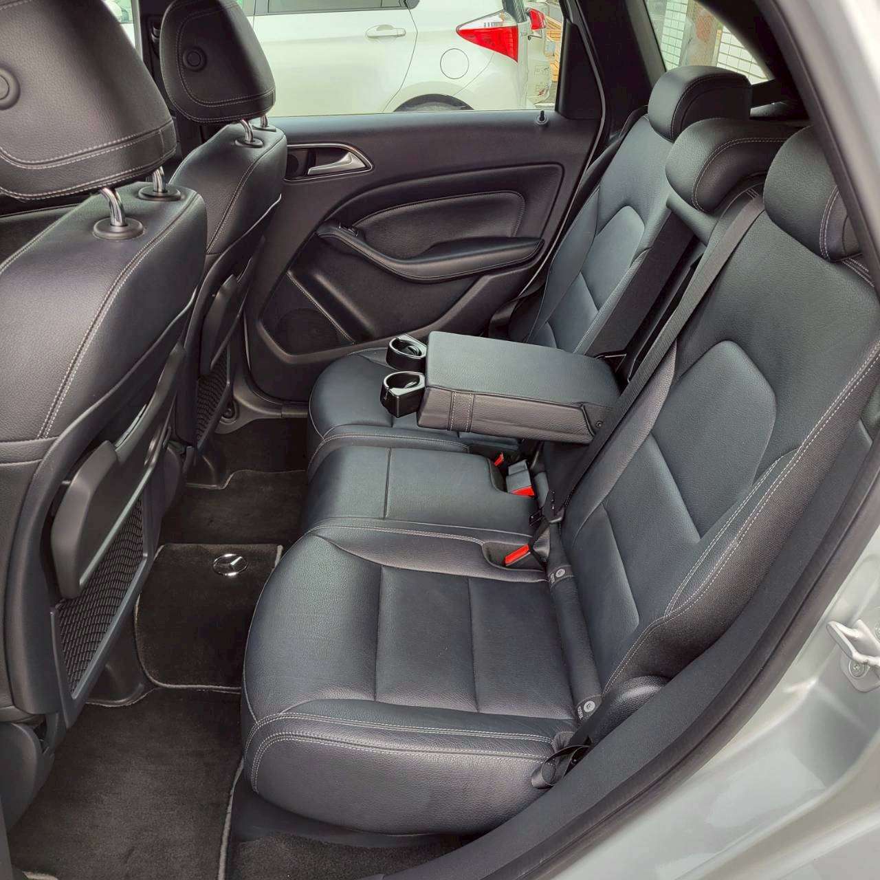 ベンツB180スポーツ　パノラマルーフ＆黒革スポーツシート