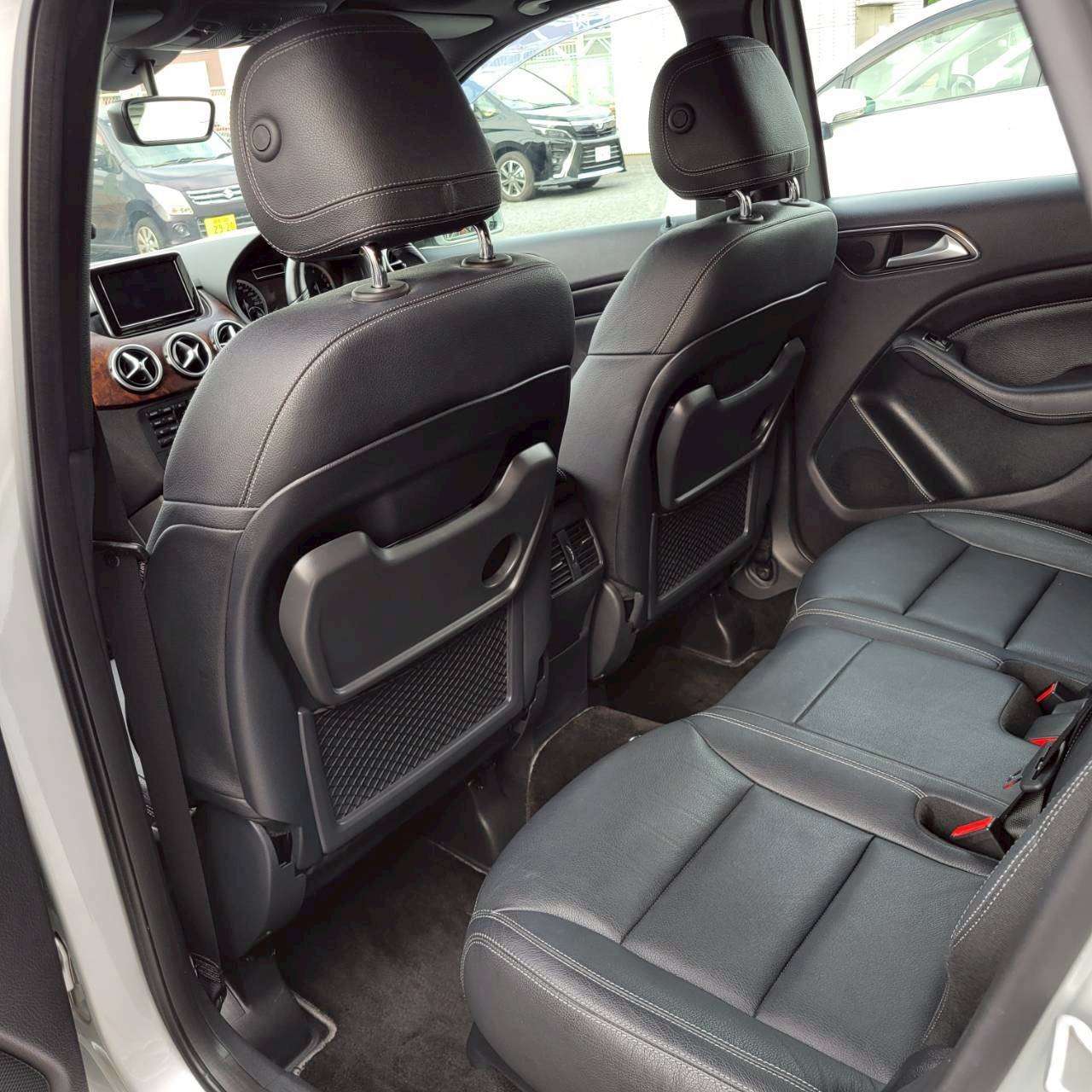 ベンツB180スポーツ　パノラマルーフ＆黒革スポーツシート