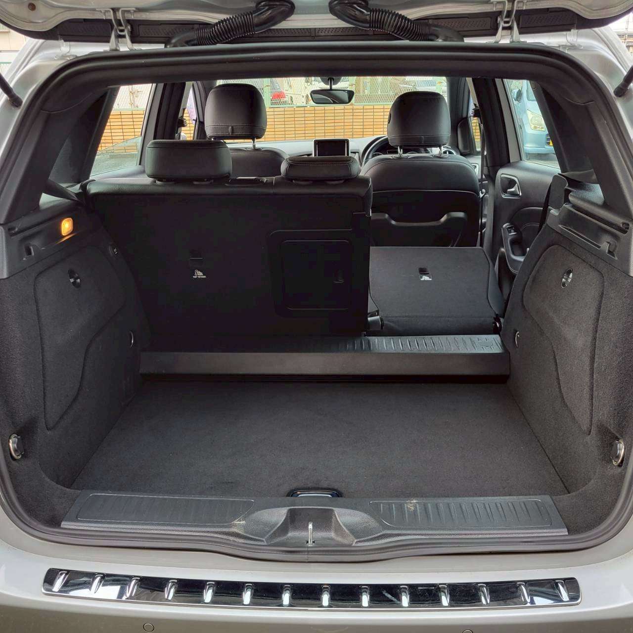 ベンツB180スポーツ　パノラマルーフ＆黒革スポーツシート