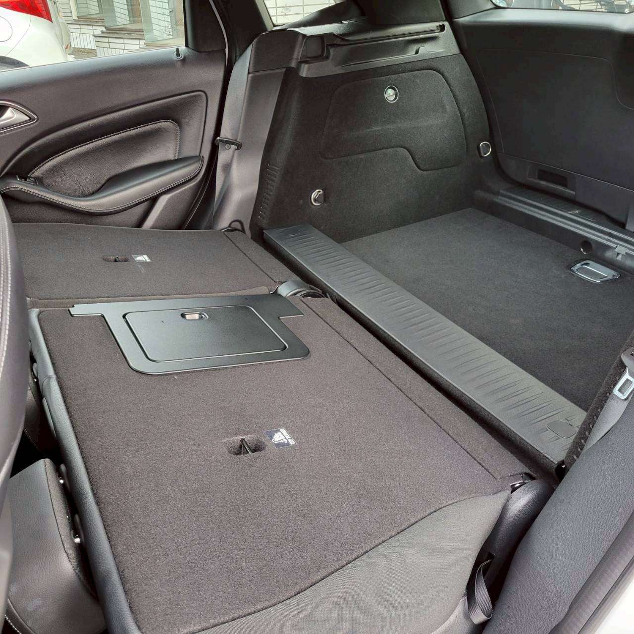 ベンツB180スポーツ　パノラマルーフ＆黒革スポーツシート