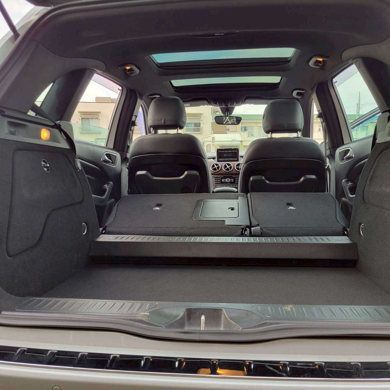 ベンツB180スポーツ　パノラマルーフ＆黒革スポーツシート