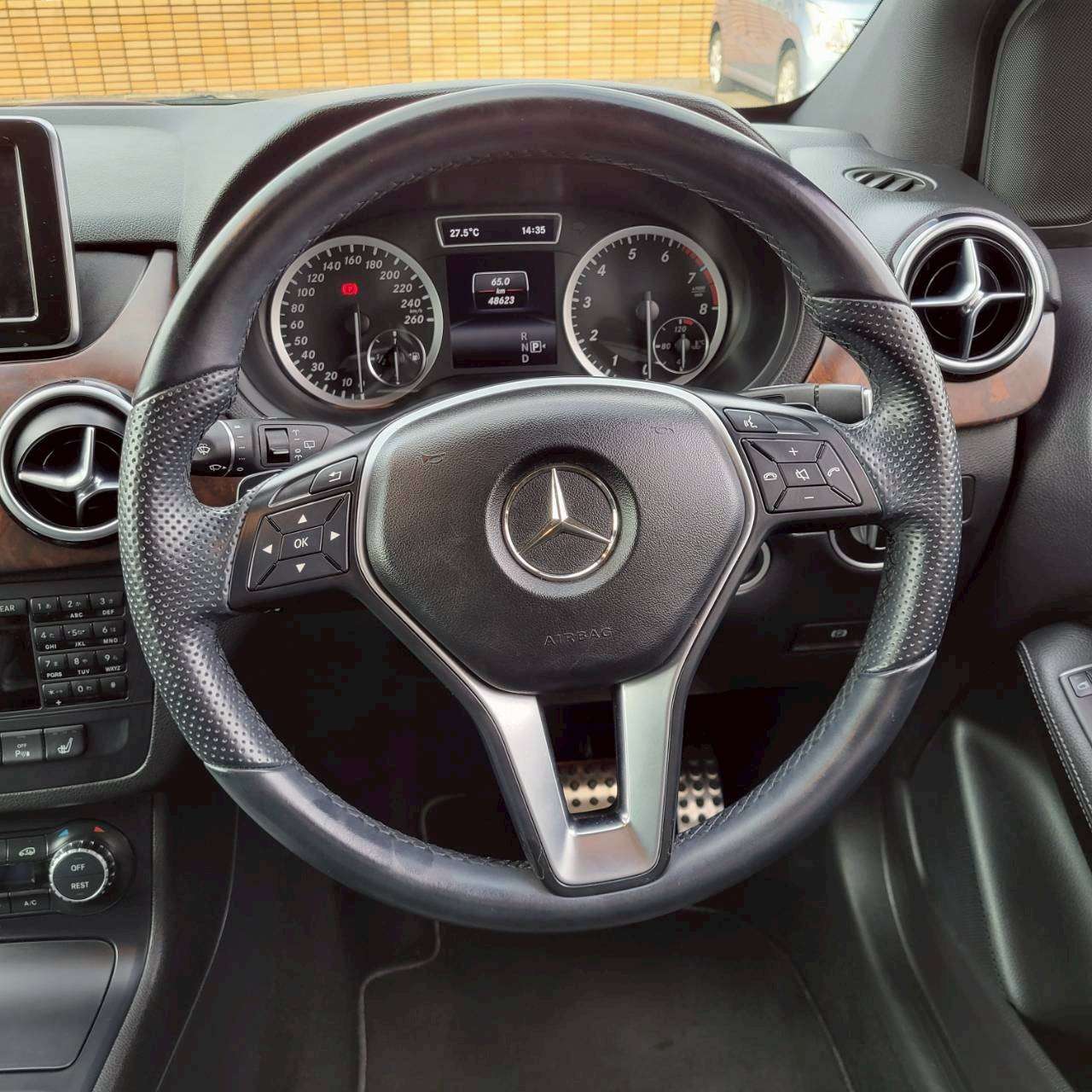 ベンツB180スポーツ　パノラマルーフ＆黒革スポーツシート