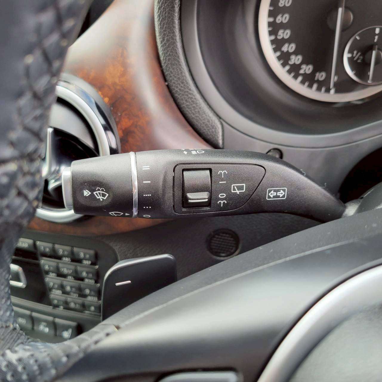 ベンツB180スポーツ　パノラマルーフ＆黒革スポーツシート