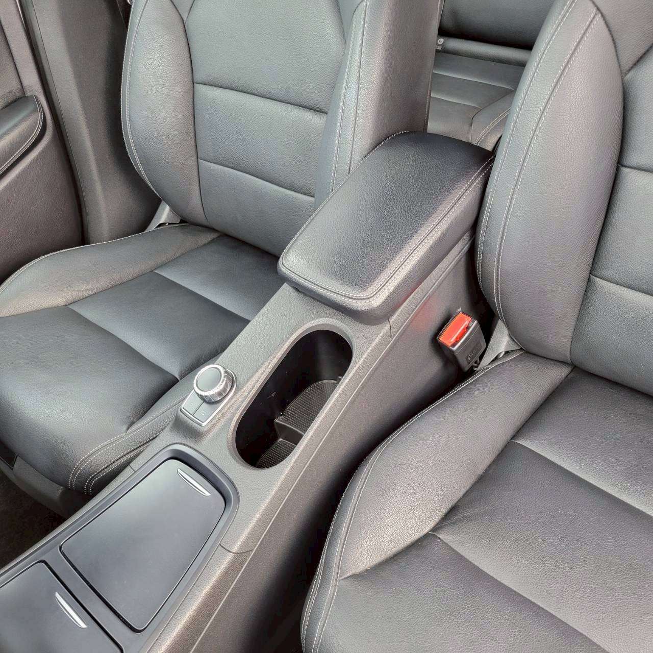 ベンツB180スポーツ　パノラマルーフ＆黒革スポーツシート