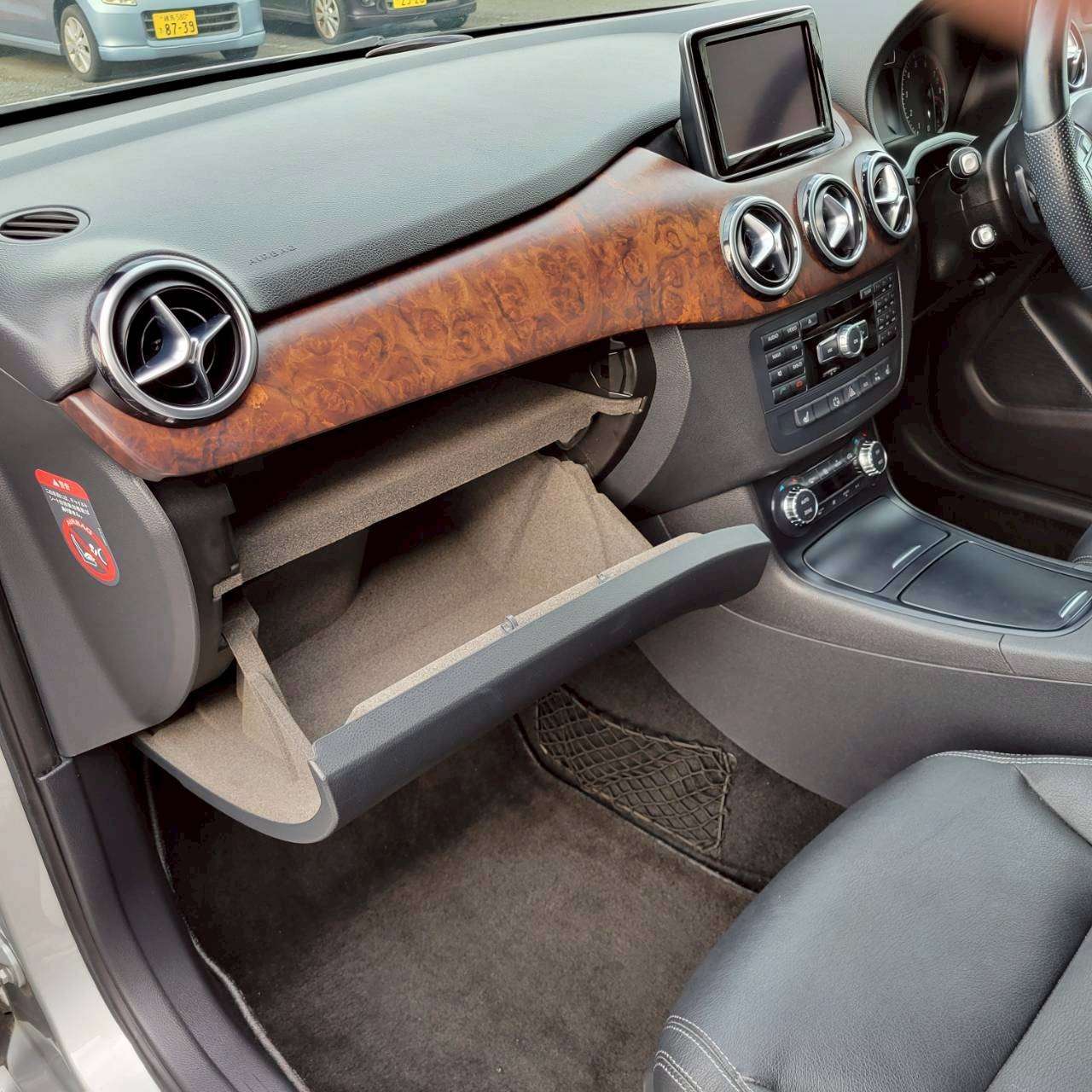 ベンツB180スポーツ　パノラマルーフ＆黒革スポーツシート