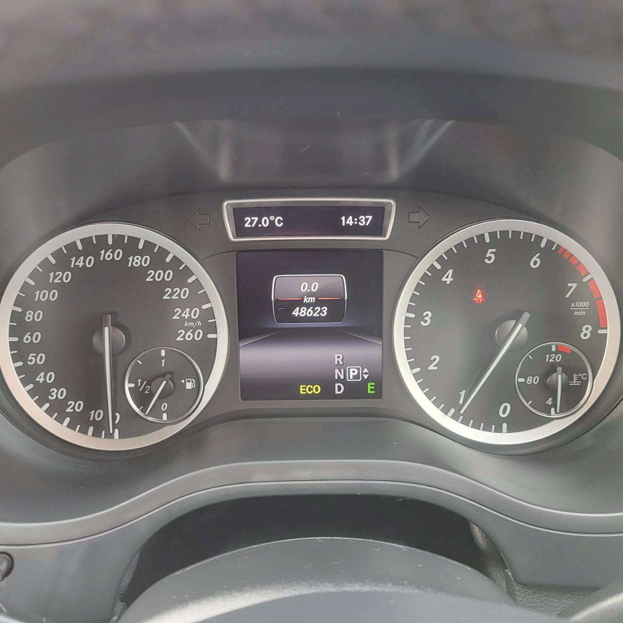 ベンツB180スポーツ　パノラマルーフ＆黒革スポーツシート