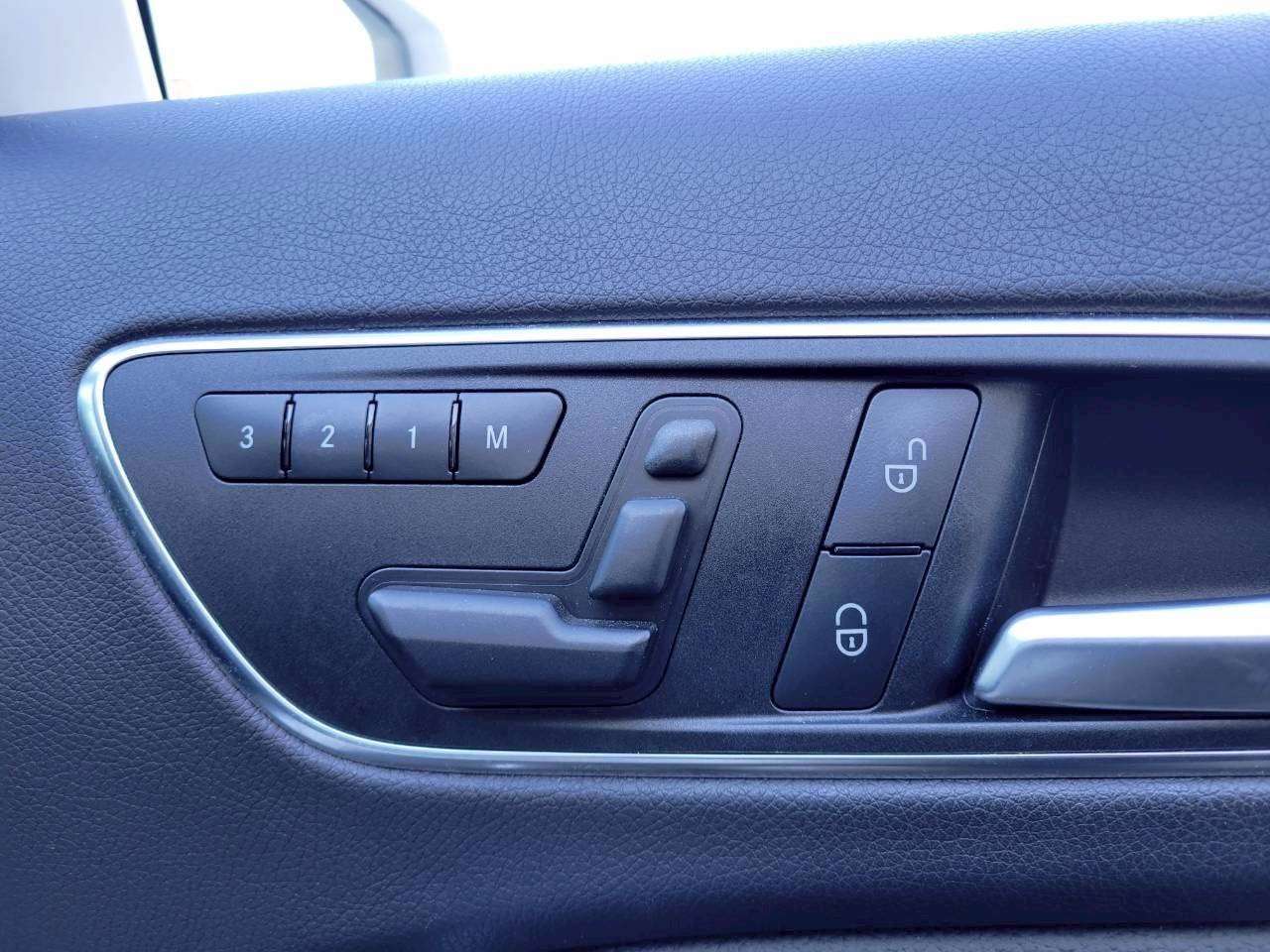 ベンツA45AMG   4WD ホワイト