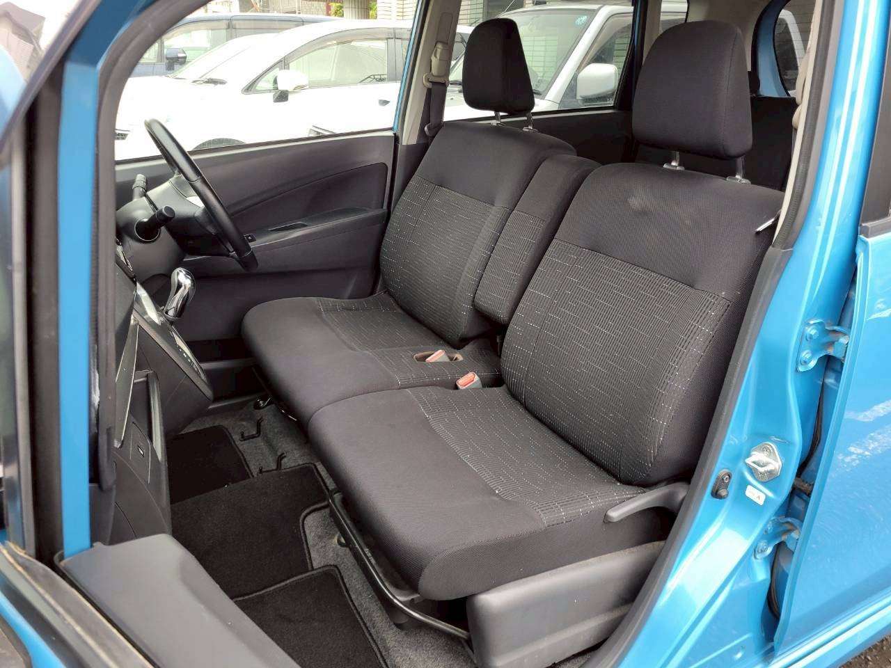 社外3連ソケット　USBソケットもすでに有ります