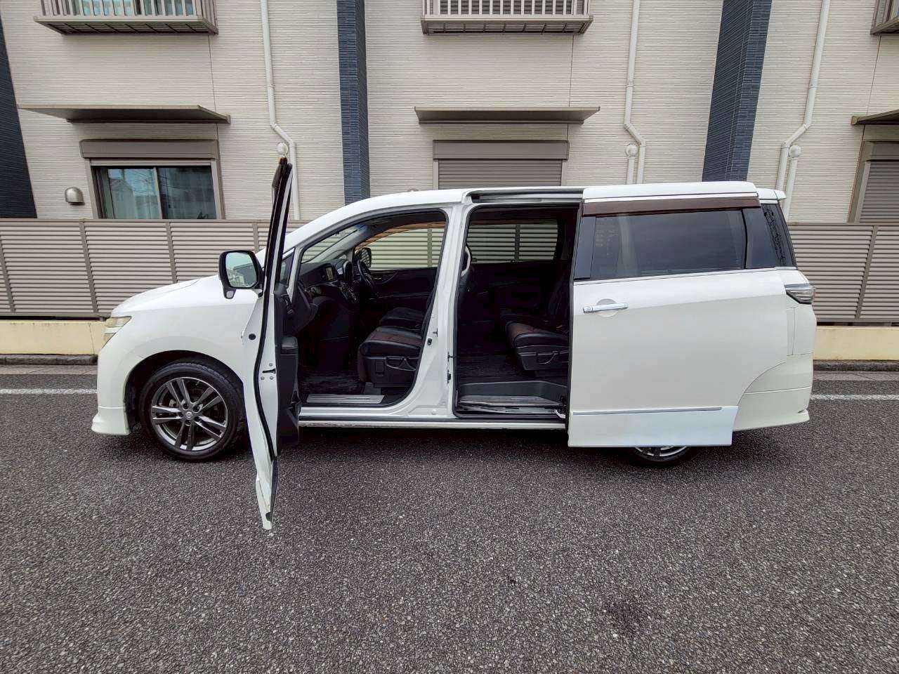 日産　エルグランド250ハイウェイスター　アーバンクロム